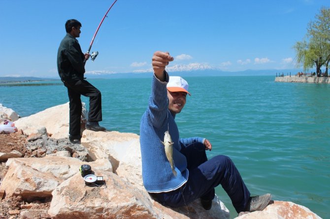 İç sularda amatör olta balıkçıları mesai yapmaya başladı