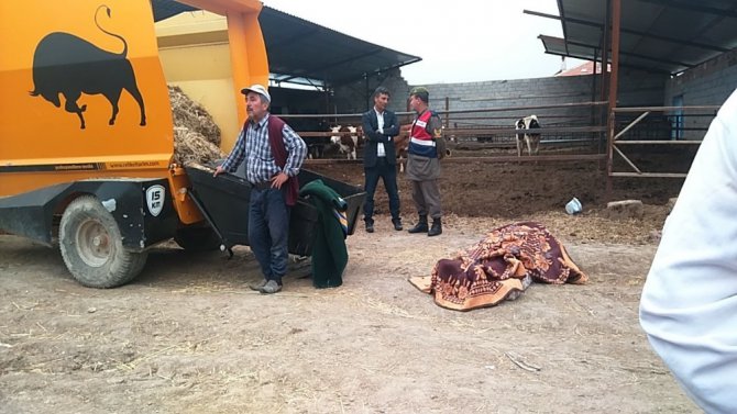 Ölen oğlunun üzerindeki battaniyeyi kaldırarak son kez öpüp sarıldı