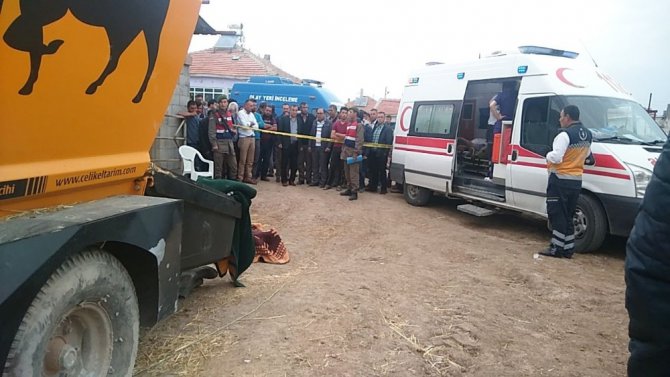 Ölen oğlunun üzerindeki battaniyeyi kaldırarak son kez öpüp sarıldı