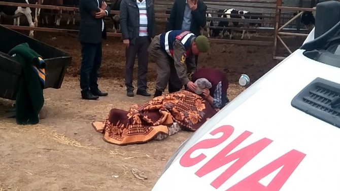 Ölen oğlunun üzerindeki battaniyeyi kaldırarak son kez öpüp sarıldı