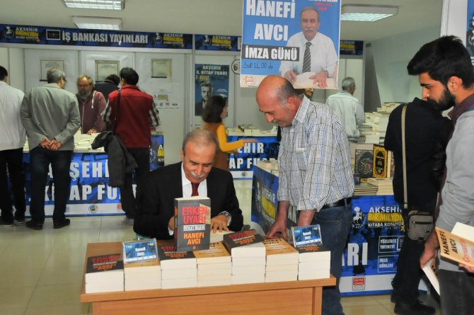 Yazarlar Akşehir Kitap Fuarı’nda kitaplarını imzaladı