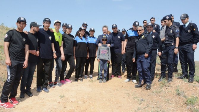 Özel gençler polis ormanında fidan dikti