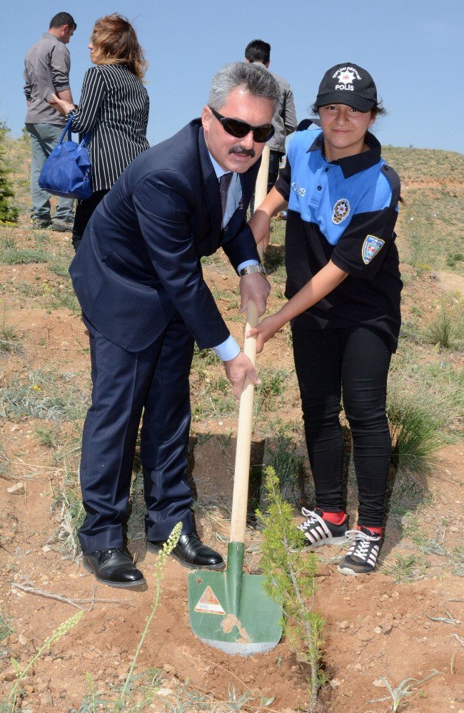 Özel gençler polis ormanında fidan dikti