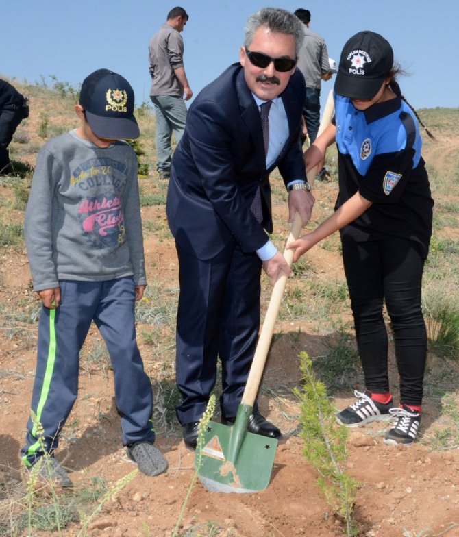 Özel gençler polis ormanında fidan dikti