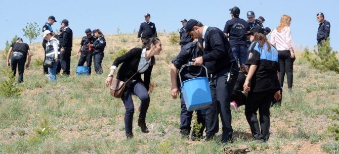 Özel gençler polis ormanında fidan dikti