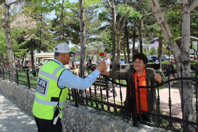 Konya’da trafik polisinden kadın sürücülere karanfil sürprizi