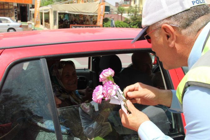 Konya’da trafik polisinden kadın sürücülere karanfil sürprizi