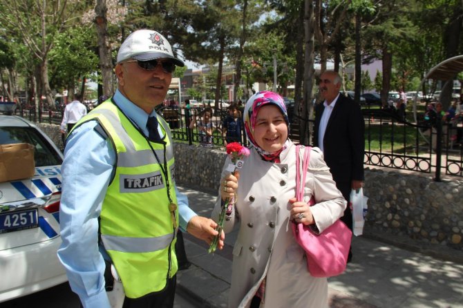 Konya’da trafik polisinden kadın sürücülere karanfil sürprizi