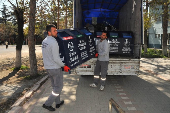 Akşehir Belediyesi’nden okullara üçlü geri dönüşüm kutuları