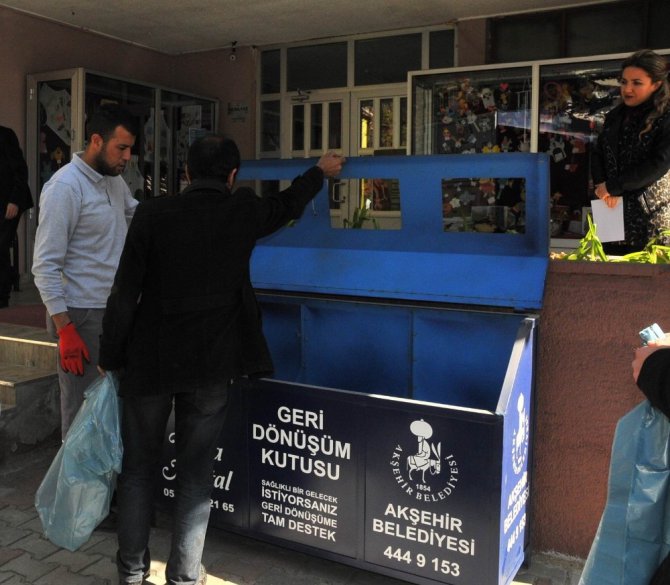 Akşehir Belediyesi’nden okullara üçlü geri dönüşüm kutuları