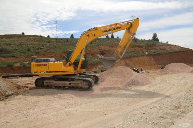 Aksaray’da yağmur suyu hattı döşeniyor