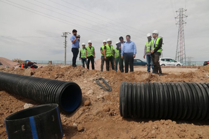 Aksaray’da yağmur suyu hattı döşeniyor