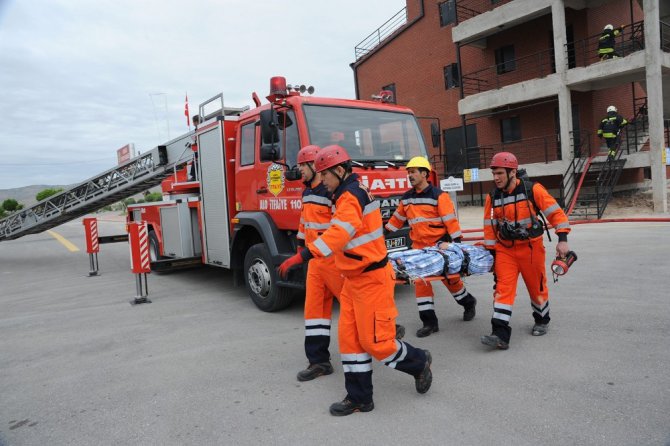 İtfaiyeciler mesleki yeterliliklerini tatbik etti