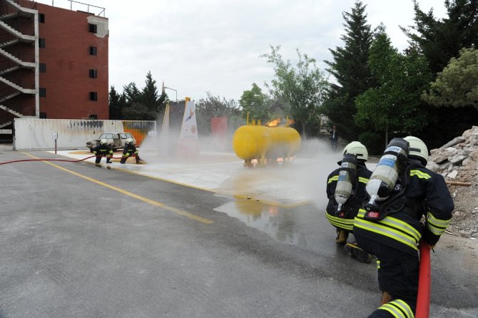 İtfaiyeciler mesleki yeterliliklerini tatbik etti