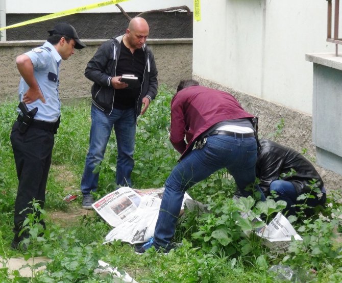 Oturduğu apartmanın bahçesinde ölü bulundu