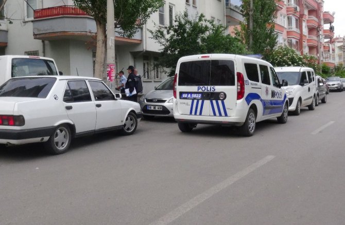 Oturduğu apartmanın bahçesinde ölü bulundu