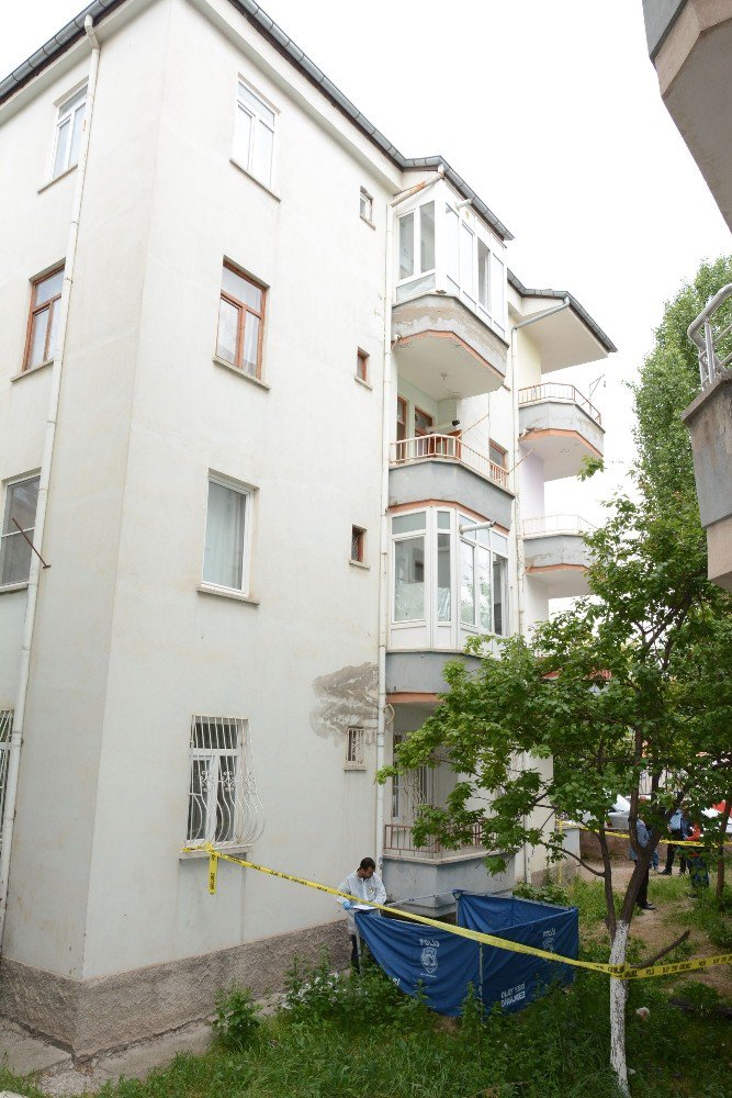 Oturduğu apartmanın bahçesinde ölü bulundu