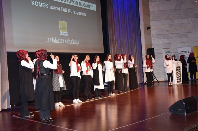 İşaret dili kursiyerlerinden anlamlı program