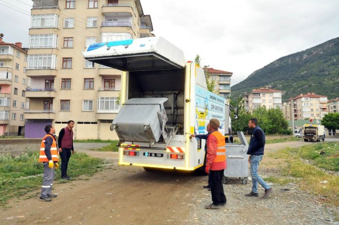 Akşehir Belediyesinden çöp konteyneri yıkama ve dezenfekte aracı