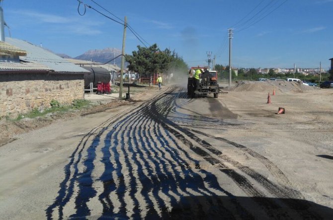 Seydişehir’de merkez mahallelerde sıcak asfalt serildi