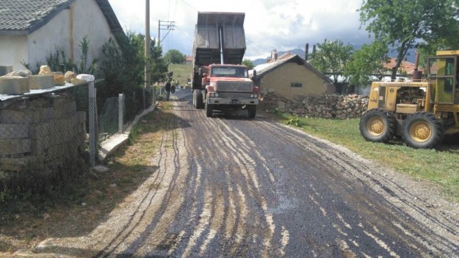 Seydişehir’de merkez mahallelerde sıcak asfalt serildi