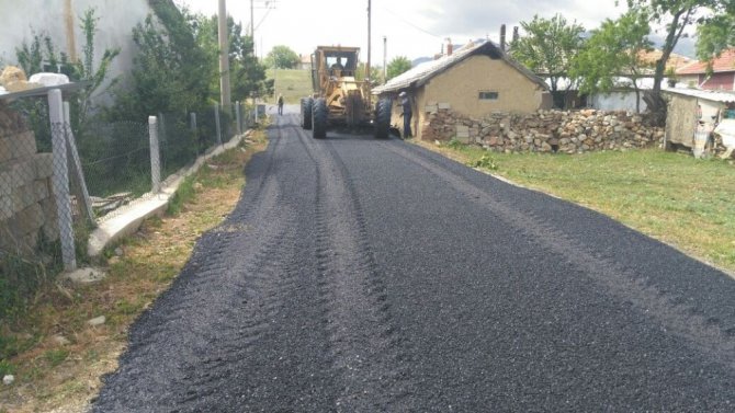 Seydişehir’de merkez mahallelerde sıcak asfalt serildi