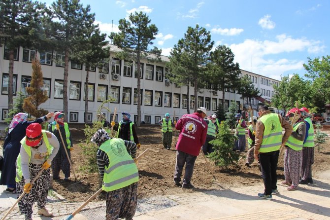 Seydişehir Belediyesi’nden kaymakamlık binası etrafına çevre düzenlemesi