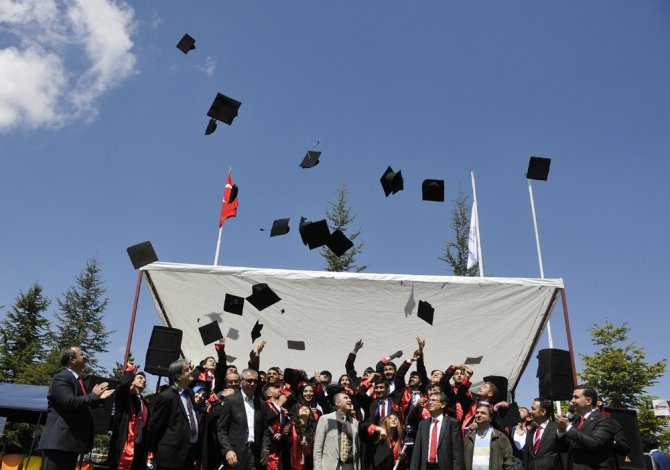 SÜ Kadınhanı ve Doğanhisar MYO’da mezuniyet sevinci