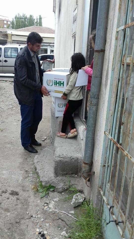 Aksaray’da yardıma muhtaç ailelere ramazan kumanyası