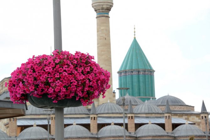 Konya’nın caddeleri çiçek açtı