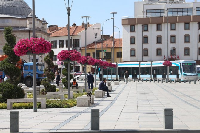 Konya’nın caddeleri çiçek açtı