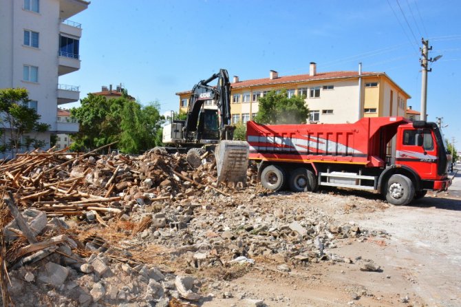 Aksaray Belediyesi metruk binaları yıkımını sürdürüyor