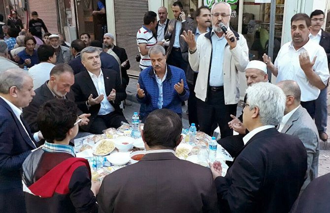 Başkan Akyürek, toplumun farklı kesimleriyle iftarda buluşuyor