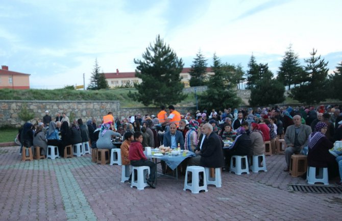 Beyşehir Belediyesinden mahalle sakinlerine iftar yemeği