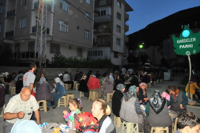 Akşehir Belediyesi’nin mahalle iftarları devam ediyor