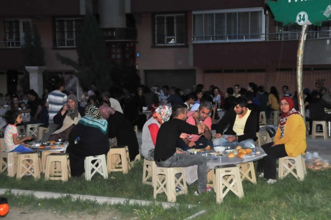 Akşehir Belediyesi’nin mahalle iftarları devam ediyor