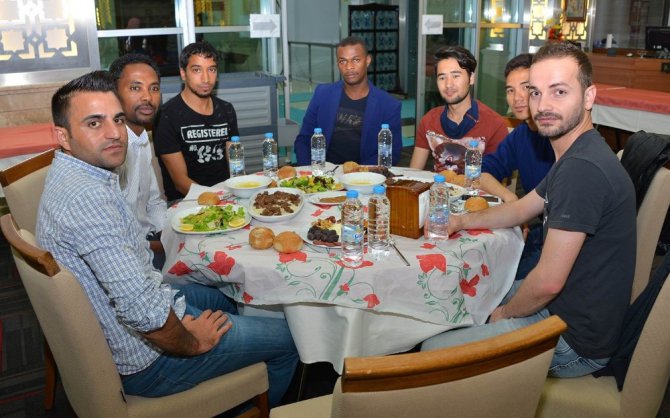 Selçuk’ta yabancı uyruklu öğrenciler iftarda buluştu