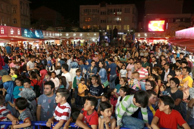 Ramazan sokağı programları herkesi eğlendiriyor