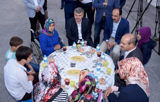 Dünya Yetimler Günü’nde kardeşlik iftarı