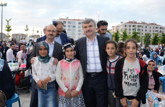 Dünya Yetimler Günü’nde kardeşlik iftarı