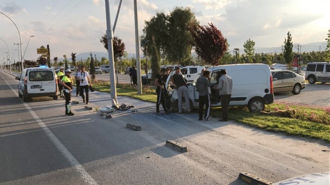 Önce köpeğe sonra direğe çarpan aracın sürücüsü yaralandı