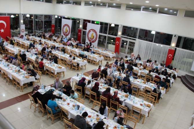 Başkan Tutal yetim ve öksüzlerle iftar yemeğinde buluştu