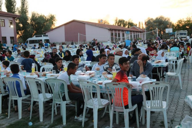 Aksaray Belediyesi kardeşlik sofrasını Yeni Sanayi Mahallesine kurdu