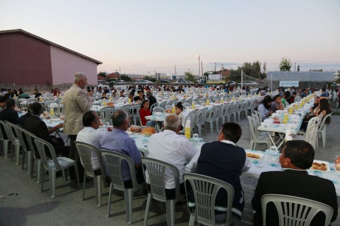 Aksaray Belediyesi kardeşlik sofrasını Yeni Sanayi Mahallesine kurdu