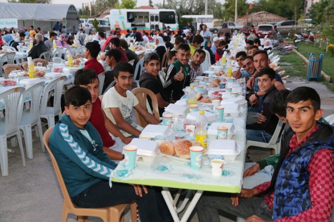 Aksaray Belediyesi kardeşlik sofrasını Yeni Sanayi Mahallesine kurdu