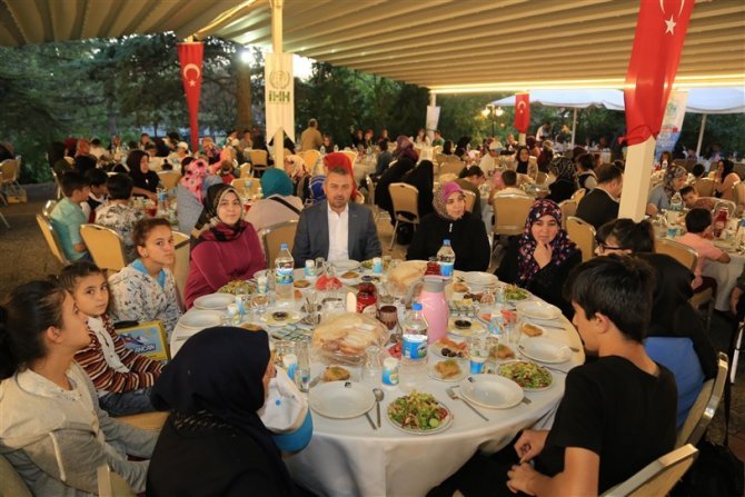 Aksaray’da yetim çocuklar iftarda buluştu