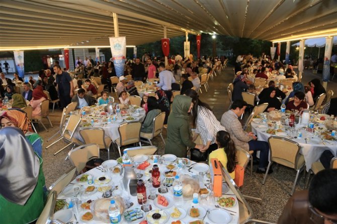 Aksaray’da yetim çocuklar iftarda buluştu