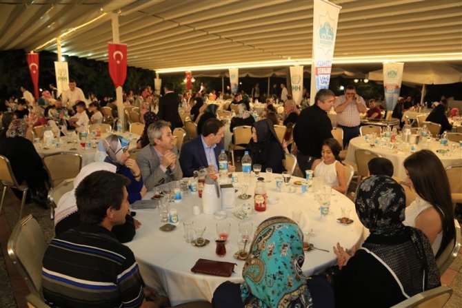 Aksaray’da yetim çocuklar iftarda buluştu