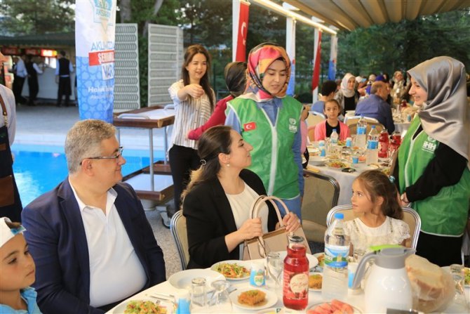 Aksaray’da yetim çocuklar iftarda buluştu