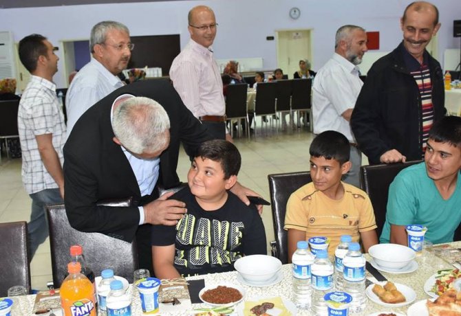 Eskil Belediyesi öksüz ve yetimleri iftar programında bir araya getirdi